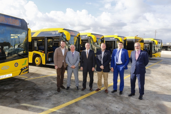El Alcalde Augusto Hidalgo presenta los nueve vehículos articulados de Guaguas Municipales para potenciar las líneas de mayor ocupación 