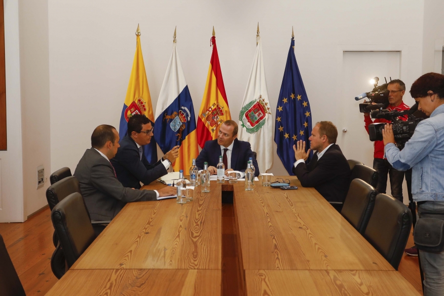 El Ayuntamiento acuerda el apoyo a la Metroguagua del Gobierno de Canarias que valora ampliar su aportación hasta un tercio de la inversión del proyecto