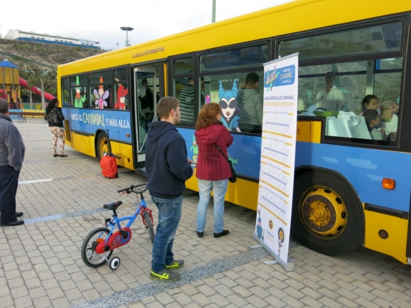 GM promociona el dispositivo especial de transporte público en Carnaval con un vehículo informativo que recorre los distritos de la ciudad