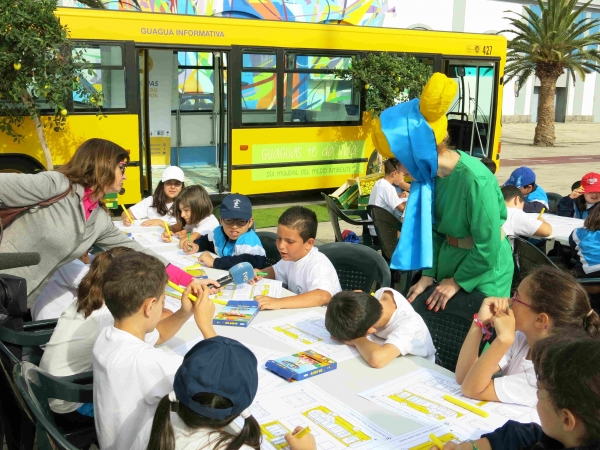 Guaguas Municipales realiza un taller medioambiental con un centenar de escolares para concienciar sobre la movilidad sostenible 