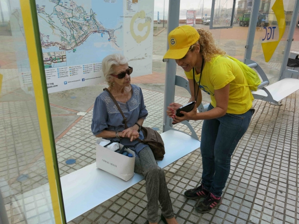 Guaguas Municipales promociona su aplicativo ‘GuaguasLPA’ con informadores en paradas y a bordo de los vehículos que detallan el funcionamiento de la herramienta informática
