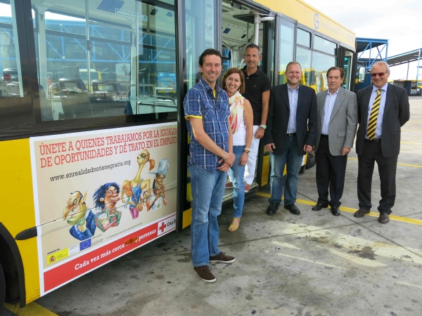 Guaguas Municipales promociona en sus vehículos la campaña ‘En realidad no tiene gracia’ de Cruz Roja, que reivindica la igualdad de trato y oportunidades en el mercado laboral 