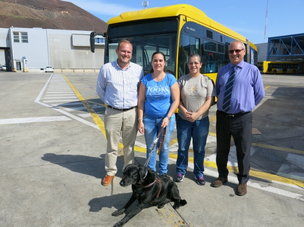 Guaguas Municipales acuerda con la Asociación de Usuarios de Perros-Guía de Canarias mejoras en la accesibilidad del transporte público  