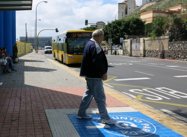 Guaguas Municipales mejora con señalización especial la accesibilidad para discapacitados visuales en cuatro nuevas ‘paradas dobles’
